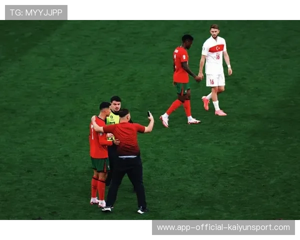 球迷提前冲入场内庆祝,导致比赛延后 球迷提前冲入场内庆祝,导致比赛延后